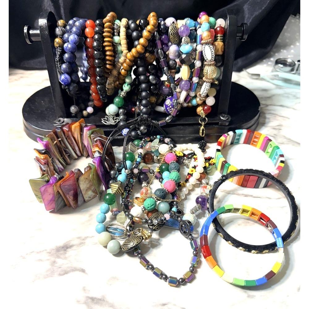 BRACELET STAND (LOCKING) METAL &‎ WOOD WITH 30+ BEADED w/CHARMS BRACELETS (2737)